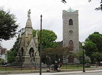 Памятник солдату и первая унитарианская универсалистская церковь на Ямайской равнине