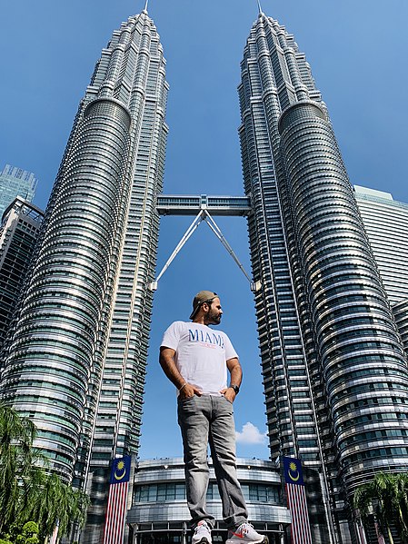 File:Petronas Towers front Side.jpg