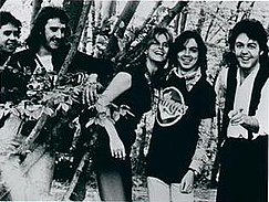 Крылья, 1975. Слева направо: Джо Инглиш, Денни Лейн, Линда Маккартни, Джимми Маккаллох и Пол Маккартни.