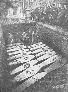 The recovered bodies are buried in a mass grave SS Mohegan burial.jpg