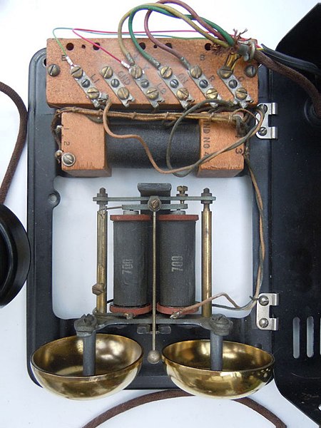 File:Western Electric telephone subscriber set type 534A internals view c1930--2014-05-16-kbrose.jpg