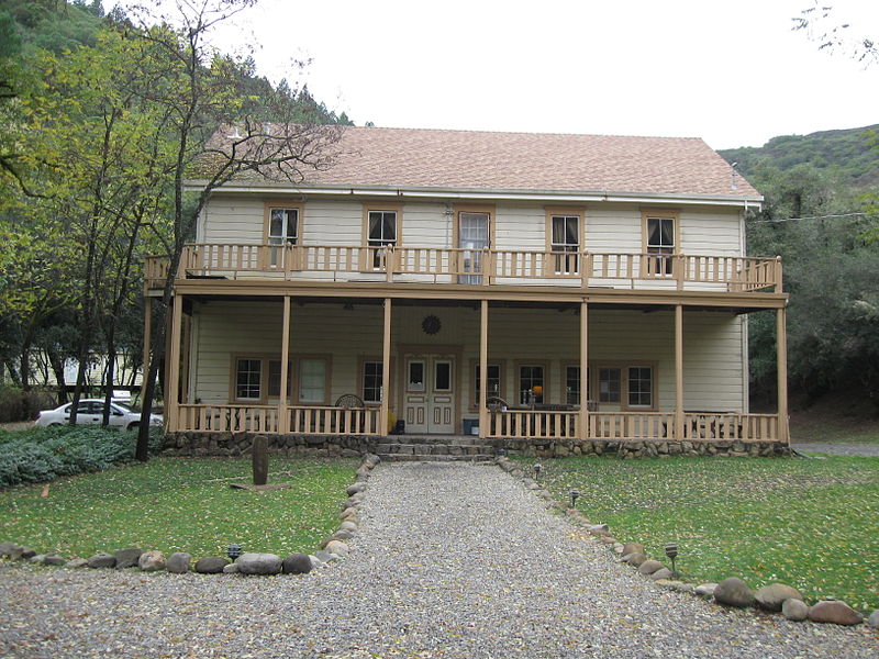 File:Saratoge Springs, main lodge.JPG