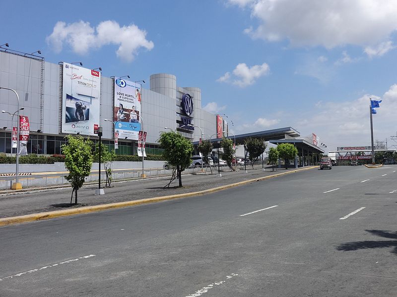 File:SM City Dasmariñas - main bldg. (Aguinaldo hwy. cor. Governor's Drive, Dasmariñas, Cavite; 2017-03-16).jpg