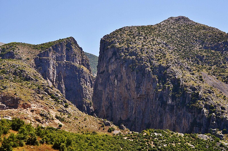 File:Shkembi Gredec Çorovodë.jpg