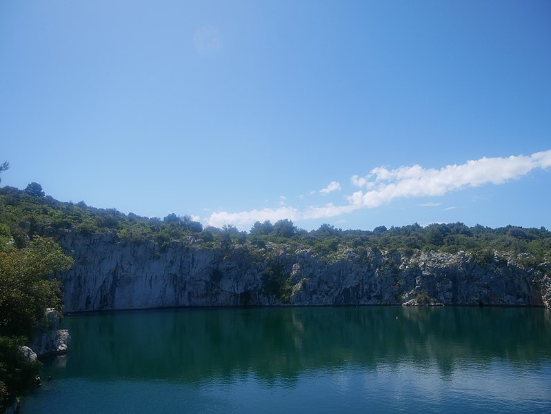 File:Dragon's-Eye-lake.jpg