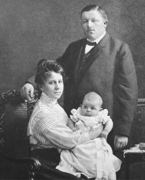 File:Horst Wessel as an infant in a family photo from 1907.gif