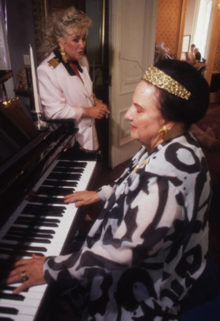 Emma Kelly (at the piano) and Nancy Hillis in 1994
