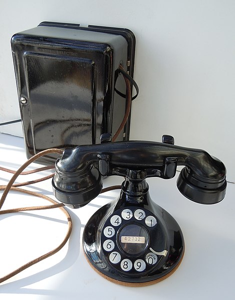 File:Western Electric B1 handset mounting with E1 handset and 534A subscriber set c1930--2012-11-28.jpg