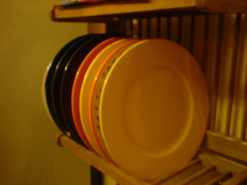 File:Plates on a plate rack.jpg