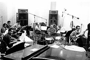 Члены Wrecking Crew работали в студии Gold Star Studios в 1960-х годах. Слева направо сидят: Дон Рэнди, Аль Де Лори, Кэрол Кэй, Билл Питман, Томми Тедеско, Ирвинг Рубинс, Рой Кейтон, Джей Мильори, Хэл Блейн, Стив Дуглас и Рэй Полман.