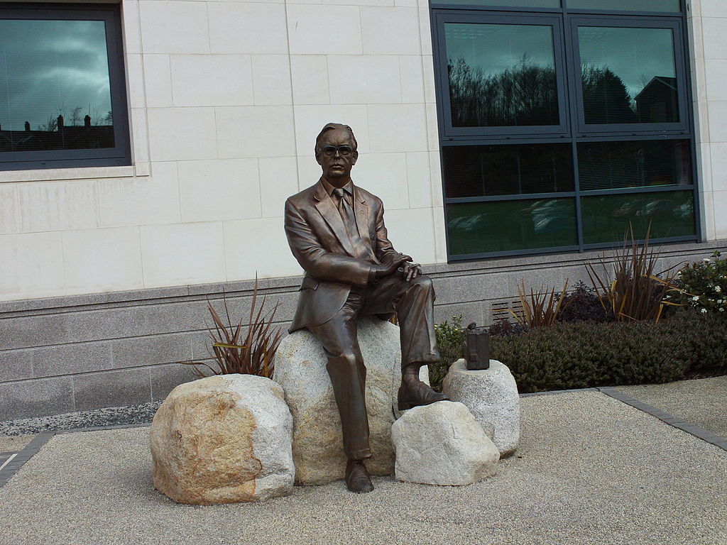 1024px-Statue_of_Frank_Pantridge.JPG