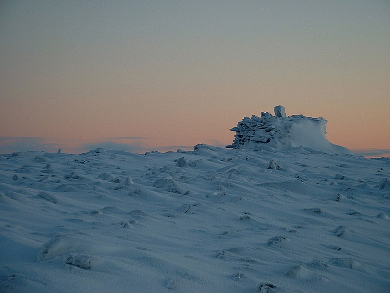 File:Stone Carin by Resolute Bay.jpg