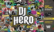 Обложка игры с логотипом «DJ Hero» в центре мозаики из множества изображений и слов (представляющих различные жанры в игре), окаймленная серыми полями с текстом и изображениями, идентифицирующими контроллер проигрывателя и содержимое упаковка.