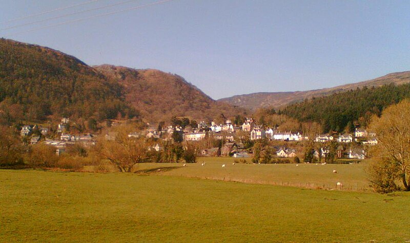 File:Trefriw from the Cob.jpg