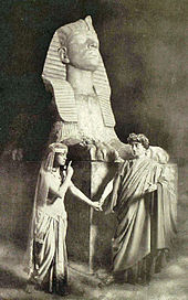 Сценическая фотография, изображающая актера в роли Юлия Цезаря и актрису в роли Клеопатры в египетской обстановке.
