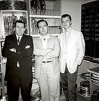После показа фильмов Дона Глата в 1962 году на канале CBS (Голливуд) Глют сделал эту фотографию редактора фильма Боба Бернса, Джима Хармона и музыканта Рона Хейдока.