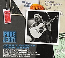 Фотография Джерри Гарсии на сцене с акустической гитарой, оранжевый медиатор с дизайном «JGB», рукописный сет-лист, корешок билета Merriweather Post Pavilion, салфетка Keystone Berkeley, две фотографии Джерри Гарсиа на сцене фокусник, сотворяющий гитару из шляпы, и пропуск за кулисы для группы Jerry Garcia Band