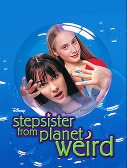 Две девушки оказываются в ловушке пузыря. Под пузырем появляются слова «Сводная сестра с планеты Странная».