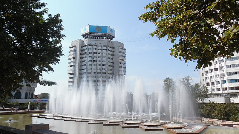 File:Fountains in Republic Square Almaty -2.jpg