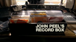 Коробка с записями Джона Пила.png
