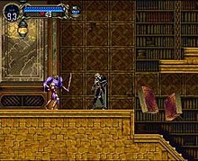  Ảnh chụp màn hình, cho thấy người chơi bắt gặp một hiệp sĩ không đầu và hai cuốn sách lớn, bay trong khu vực thư viện. 
