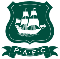 Герб Плимута Аргайл: инициалы «P.A.F.C» под щитом с изображением корабля под названием Mayflower на всех парусах.