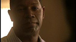 Dennis Haysbert kiel David Palmer en pivota sceno de la unua horo de 24: Tago 5