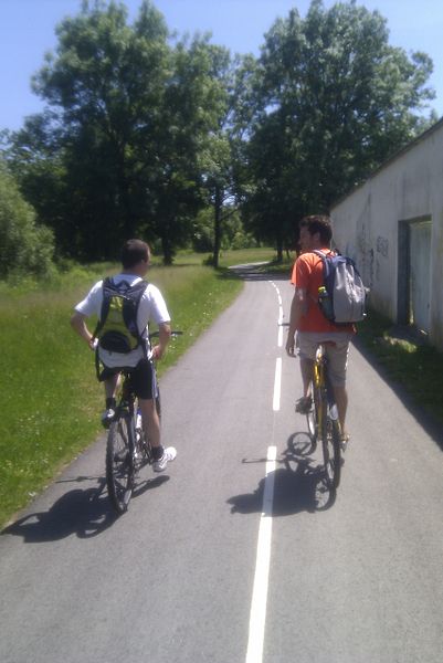 File:Piste cyclable-Cycling tracks, Belfort.jpg
