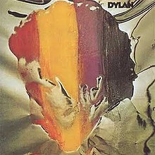 Изображение профиля лица Боба Дилана с красными, желтыми, пурпурными и черными полосами.