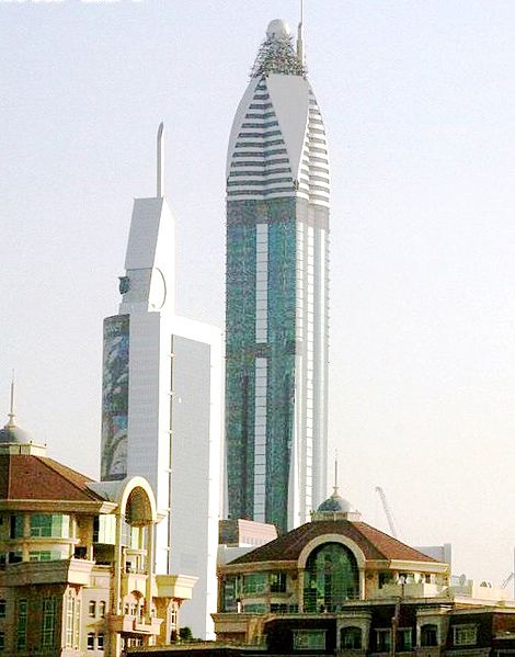 File:Rose Rotana Tower Under Construction on 12 May 2007 Pict 4en crop.jpg