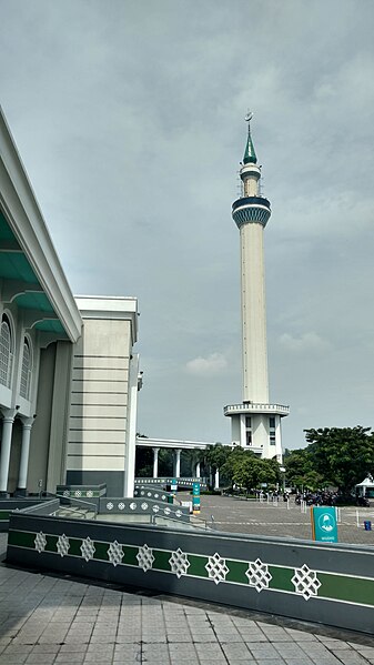 File:20161130 0921 Masjid Nasional Al-Akbar Surabaya 2016 minaret.jpg