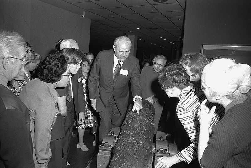 File:Underwater Archaeology Exhibition Tour for National Associates Lead by Mendel L. Peterson.jpg