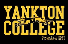 Логотип Yankton College - Название «Yankton College» с борзой между