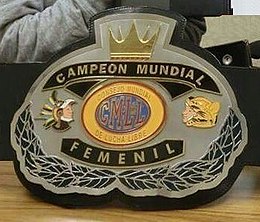 A Championship belt where the face plate reads "Campenon Mundial Feminil"