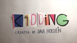 Несколько листов бумаги с текстом «KiDDiNG / CREATED BY DAVE HOLSTEiN» («/» = символ новой строки)