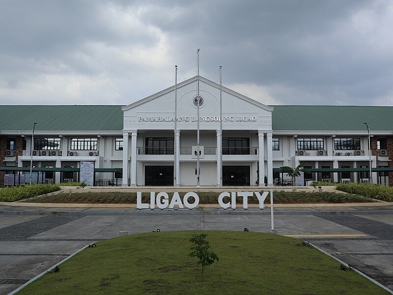 File:Ligao City Hall (National Road, Ligao, Albay; 04-16-2023).jpg