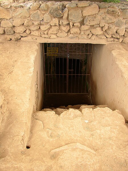 File:Tingambato Tomb.jpg