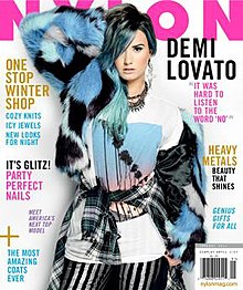 Обложка журнала из нейлона с изображением Деми Ловато с синими волосами из искусственного меха.