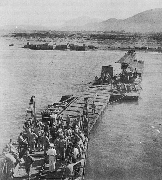 File:1006th Seabees using a Three-Section Pontoon Causeway at Safta Beach.jpg