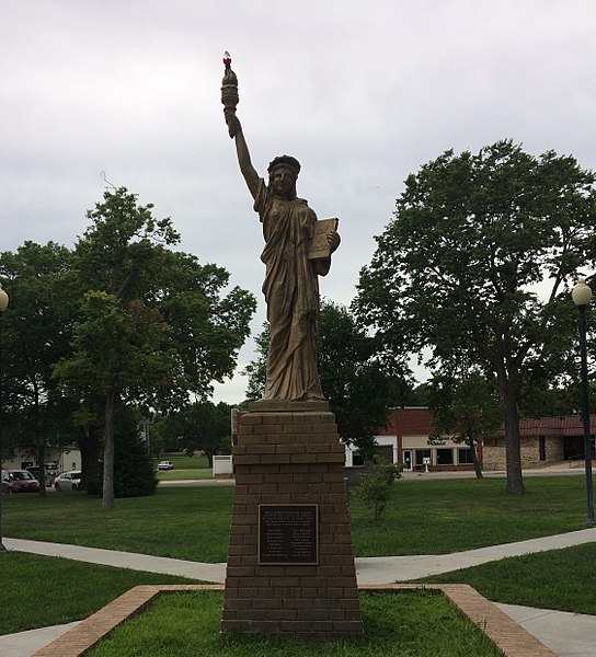 File:Glen Elder - Kansas - Statue of Liberty.jpg