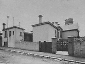 Photograph of a cottage at the corner of Pitt and Jeffrey Streets circa 1907 since demolished