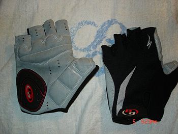 A pair of fingerless cycling gloves. Model: Sp...