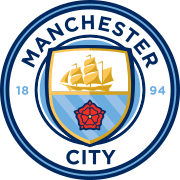 Округлый значок с изображением щита с кораблем, Ланкаширской розой и тремя реками Манчестера.