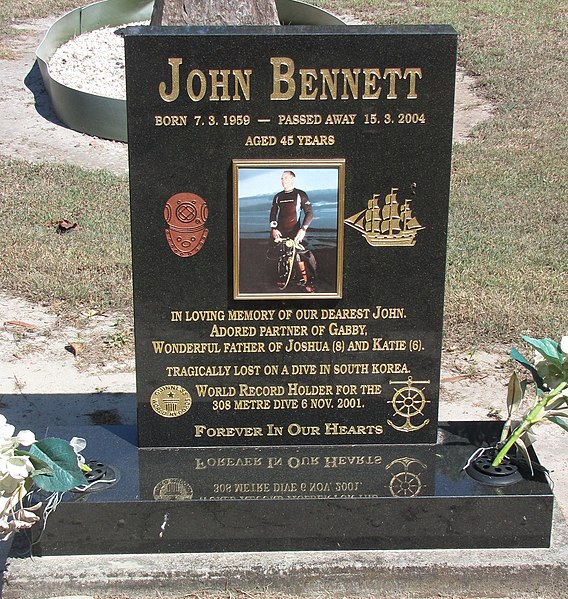 File:John Bennett Memorial Port Douglas (Queensland) Cemetery.jpg