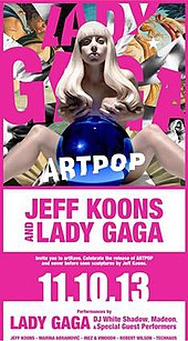 Обложка альбома Artpop присутствует в верхней части изображения. Внизу изображения жирными розовыми буквами написаны имена «Джефф Кунс и Леди Гага», а также расположение ArrtRave и дата.