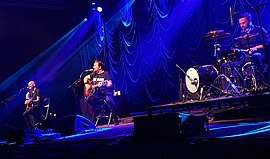 Терапия? (Слева направо: Майкл МакКиган, Энди Кэрнс, Нил Купер) на фестивале Beautiful Days в 2017 году.