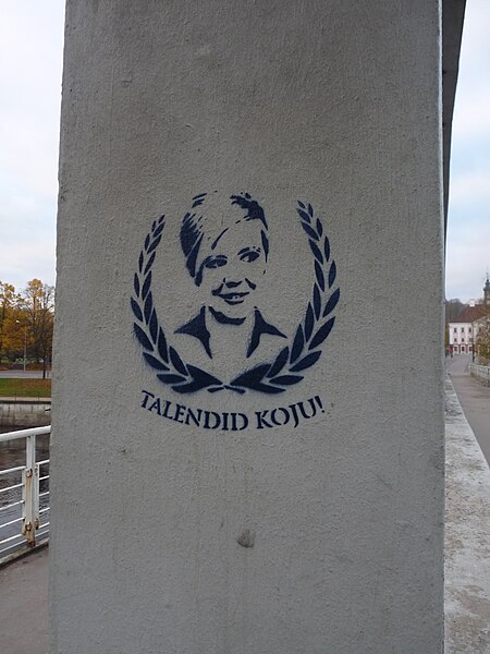 Fail:Grafiti Anna-Maria Galojani ja kampaania 'Talendid koju' teemal Tartu Kaarsillal, 23. oktoober 2012.jpg