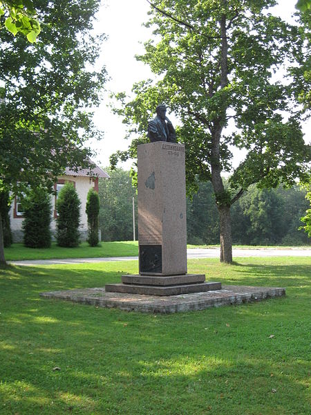 Fail:Anton Hansen-Tammsaare monument 1.jpg