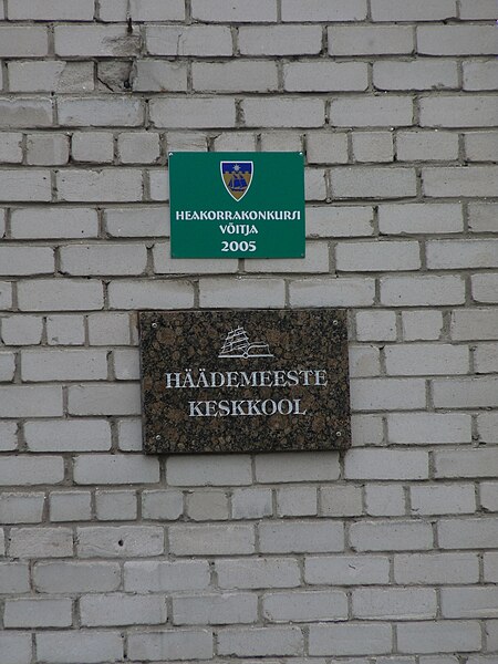 Fail:Häädemeeste keskkool, heakorrakonkursi võitja 2005. Alumisel sildil võib näha kooli logo raamatu ja laevaga, 11. august 2012.jpg