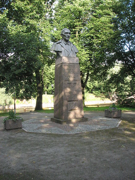 Fail:Statue of Friedrich Reinhold Kreutzwald.jpg